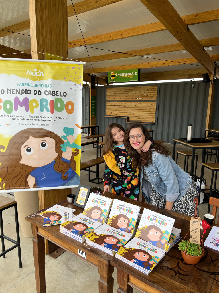 Fabrine escreveu o livro "O menino do cabelo comprido" 